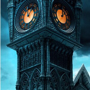 Può includere: Illustrazione dettagliata di una torre dell'orologio con il testo "The Clock Tower" in alto. La torre è in pietra grigia, con due quadranti che indicano l'ora. Lo sfondo è un cielo blu scuro.