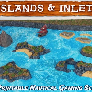 Könnte beinhalten: Ein 3D-druckbares nautisches Spielkulissenset mit Inseln und Buchten. Die Szene zeigt einen blauen Ozean mit verschiedenen Inseln, einer Windrose und einem Schiff. Der Text "ISLANDS & INLETS" ist auf einem Holzschild zu sehen. Der Text "3D Printable Nautical Gaming Scenery" ist ebenfalls sichtbar.