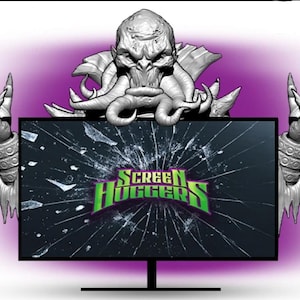 Könnte beinhalten: Eine graue, skulptierte Monsterfigur mit Tentakeln und erhobenen Händen, die hinter einem rechteckigen Computermonitor positioniert ist. Der Bildschirm zeigt einen zerbrochenen Glaseffekt mit dem grün-gelben Text SCREEN HUGGERS.
