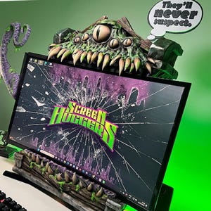 Könnte beinhalten: Ein Computermonitor mit einem dekorativen Rahmen mit einem Monster-Design. Der Rahmen ist grün und braun mit scharfen Zähnen und mehreren Augen. Der Bildschirm zeigt die Worte "SCREEN HUGGERS" in Grün und Weiß. Eine Sprechblase sagt "They'll never suspect."