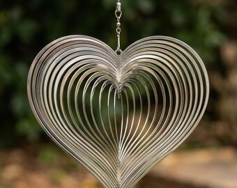 Molinillo de viento metálico con forma de corazón, campana de viento giratoria con forma de corazón, campana de viento colgante para exteriores, decoración cinética para jardín y patio. Regalo ideal.