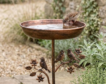 Metalowa karmnik dla ptaków w stylu vintage na stojaku, żelazna miska do kąpieli ptaków na zewnątrz, rustykalny wystrój ogrodowego poidełka dla ptaków, stojący karmnik dla ptaków