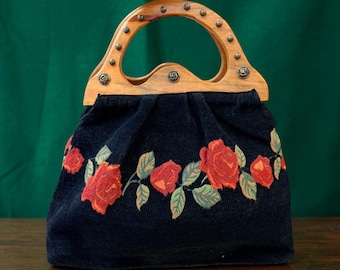 Bolsa vintage dos anos 70 com bordado floral e alça de madeira | Bolsa de veludo preto com estampa de rosas