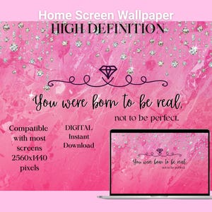 Può includere: Sfondo digitale rosa con effetto marmorizzato, con il testo "You were born to be real, not to be perfect." Il design include diamanti e glitter, compatibile con la maggior parte degli schermi.