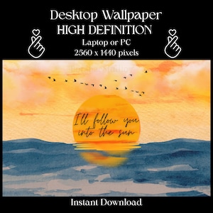 Pode incluir: Papel de parede digital com uma cena de pôr do sol em aquarela. A imagem apresenta um grande sol amarelo sobre água azul, com o texto "I'll follow you into the sun". Um bando de pássaros voa sobre um céu laranja e amarelo. A imagem é rotulada como "Desktop Wallpaper High Definition."
