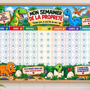 Puede incluir: Una tabla de entrenamiento para ir al baño rectangular en un marco de madera con dinosaurios de dibujos animados, palmeras y un volcán. La tabla incluye columnas para cada día de la semana con filas de estrellas para seguir el progreso.