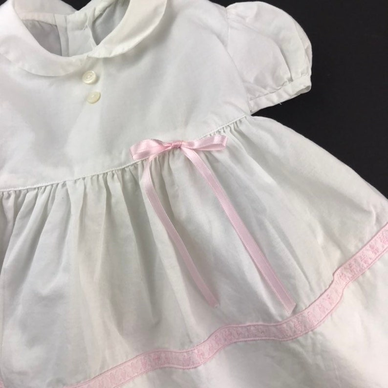 17-20 lbs Size 6 to 9 Months Cotton Pale Pink Ribbon Detail Peter Pan Collar Vintage Handmade Baby Girls White Dolly Dress with Buttons