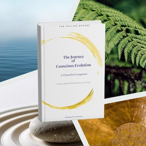Könnte beinhalten: Ein weißes Hardcover-Buch mit dem Titel The Journey of Conscious Evolution: A Channeled Companion von Valentina M. Grossman, das ein gelbes, kreisförmiges Pinselstrich-Design auf dem Einband zeigt und vor einer Collage aus Wasser, Farnen und Sand steht.
