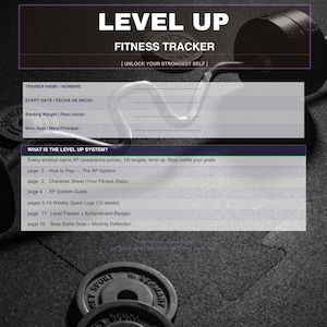 Op de afbeelding: Een fitnesstracker getiteld "LEVEL UP FITNESS TRACKER" met een donkere achtergrond en halterschijven. De tracker bevat secties voor trainersnaam, startdatum, startgewicht en hoofddoel. Het schetst ook het "LEVEL UP SYSTEM".