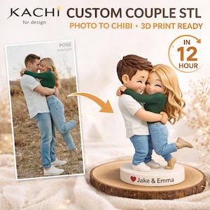 Könnte beinhalten: Eine individuelle Paarfigur im Chibi-Stil, die sich umarmt, auf einem Holzsockel. Die Figur ist ein 3D-Druck-fähiges Design. Das Bild enthält ein Foto-Beispiel und den Text "KACHI CUSTOM COUPLE STL PHOTO TO CHIBI 3D PRINT READY".