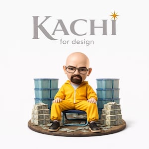 Puede incluir: Figura de un hombre con un mono amarillo, sentado en una silla pequeña, rodeado de montones de dinero y contenedores azules. La figura lleva gafas y perilla. El texto "KACHI for design" está encima.