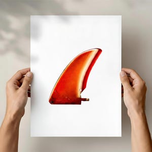 Peut inclure: Gros plan d'un aileron de planche de surf rouge et orange, sur fond blanc. L'aileron a une forme incurvée et aérodynamique avec une finition brillante. L'aileron est d'une teinte rouge vif avec des reflets orange.
