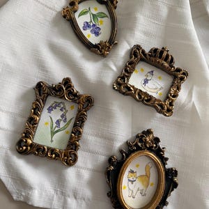 Ensemble de 4 aimants encadrés vintage faits main, mini aquarelles, cadre doré orné, décoration de cuisine charmante, petit cadeau artistique