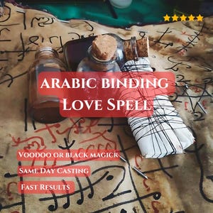 Könnte beinhalten: Eine weiße Keramik-Tasse mit schwarzem Henkel und dem Text "But First, Coffee" in fetter, schwarzer Schrift. Die Tasse ist mit einer dunklen Flüssigkeit gefüllt, wahrscheinlich Kaffee, und steht auf einer hellen Oberfläche.