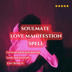 Könnte beinhalten: Eine weiße Keramik-Tasse mit schwarzem Henkel und dem Text "But First, Coffee" in schwarzer, fetter Schrift. Die Tasse steht auf einer weißen Oberfläche.