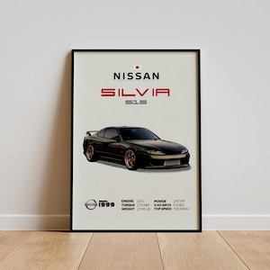 Puede incluir: Póster enmarcado con un coche Nissan Silvia SLS verde oscuro. El póster muestra el nombre del coche en rojo, el año 1999 y las especificaciones: 247 CV, 0-96 km/h en 5,4 segundos y una velocidad máxima de 249 km/h.