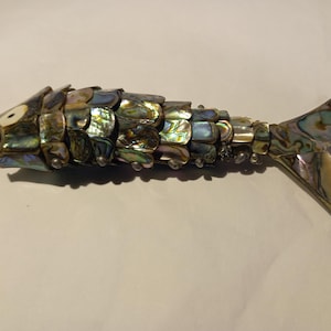 Ledad abalonefiskfigur — mexikansk folkkonst, alpackasilver och pauaskal, 18 cm, vintagedekoration från mitten av århundradet.