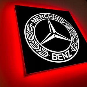 Könnte beinhalten: Ein Set aus drei Keramikbechern mit gesprenkelter, matter Oberfläche. Die Becher sind in den Farbtönen Creme, Hellgrau und Dunkelgrau gehalten. Jeder Becher hat ein schlichtes, minimalistisches Design, perfekt für Kaffee oder Tee.