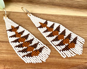 Handgewebte Miyuki Perlen Fransen Ohrringe, Boho Luxe Statement Schmuck, Weiß Braun Kupfer Töne
