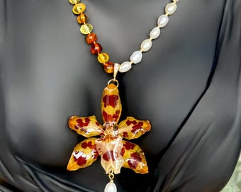 Echte Orchideenkette: Handgefertigter Anhänger aus Kunstharz, Perlen- und Bernsteinschmuck
