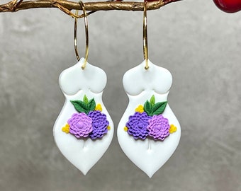 Göttinnen Blumen Ohrringe: Handgefertigte Polymer Clay Creolen an 18K Gold