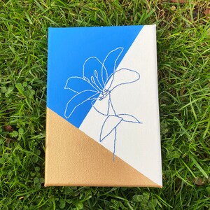 Bestickte minimalistische Leinwand, Florales Line Art Design, Lilienblume Leinwand, Acrylmalerei Rom-Dekor, handgemachte Wandkunst-Dekoration