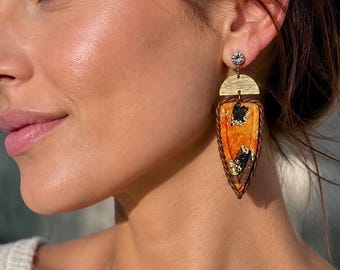 Handgefertigte Statement-Ohrringe aus Polymerclay | Abstrakte Hängeohrringe in Orange und Gold | Ohrstecker aus Edelstahl | Leichter Boho-Schmuck