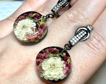 Kolczyki z żywicy z prawdziwymi kwiatami: ręcznie robiona biżuteria w stylu boho z motywem boho