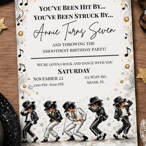 Könnte beinhalten: Eine Geburtstagseinladung mit dem Text "Annie wird sieben" und Veranstaltungsdetails. Das Design zeigt Illustrationen einer tanzenden Figur in schwarzem Hut und Jacke, Noten und Sterne. Die Einladung befindet sich auf einem Holzgrund.