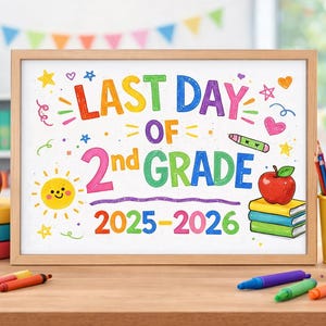 Puede incluir: Un letrero enmarcado con el texto "LAST DAY OF 2nd GRADE 2025-2026" en letras coloridas. La imagen incluye un sol sonriente, una manzana, libros y lápices, con temática de fin de curso escolar.