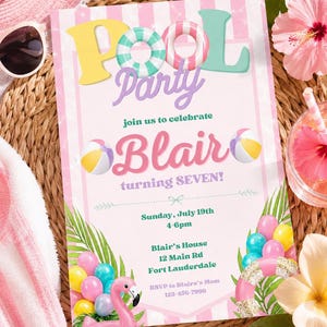 Könnte beinhalten: Eine rosa-weiße Einladung für eine Poolparty mit den Worten "Pool Party" in bunten Buchstaben. Die Einladung enthält den Namen "Blair" und den Text "turning SEVEN!" mit Veranstaltungsdetails und einer Flamingo-Illustration.