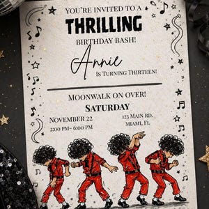 Könnte beinhalten: Einladungskarte zum Geburtstag mit einem Schwarz-Weiß-Design. Die Einladung enthält den Text "You're Invited to a Thrilling Birthday Bash!" und "Annie is Turning Thirteen!" mit einer Cartoon-Illustration einer tanzenden Person.