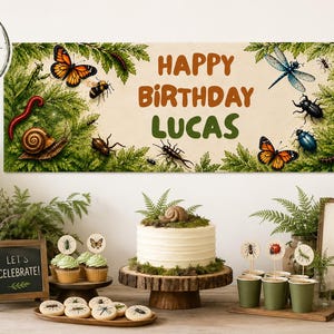Puede incluir: Una escena de fiesta de cumpleaños con una pancarta que dice "Happy Birthday Lucas" y presenta ilustraciones de insectos y mariposas. La fiesta incluye un pastel, cupcakes, galletas y decoraciones con temas de insectos. La pancarta mide 0,6 x 1,8 metros.