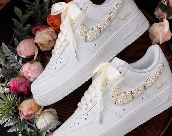 Baskets de mariée Nike Air Force 1 perlées et strass personnalisées, chaussures de mariage avec nom personnalisé, baskets blanches personnalisées de demoiselle d'honneur