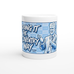 Może przedstawiać: Biały ceramiczny kubek z niebiesko-białym wzorem. Kubek zawiera napis "DOING IT THE COVENTRY WAY" w stylizowanej czcionce, a także ilustrację mężczyzny w garniturze. Kubek zawiera również napis "PUSB CO 1883".