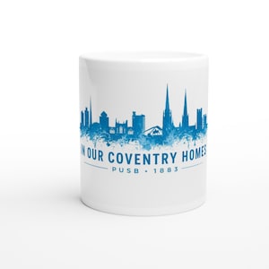 Może przedstawiać: Rustykalny drewniany znak z napisem "Welcome to our home" w białych literach. Znak ma postarzaną powierzchnię i prosty, zachęcający design, idealny do dekoracji wejścia.