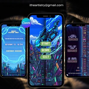 Peut inclure: Trois smartphones affichant une invitation d'anniversaire sur le thème du jeu vidéo. Les écrans présentent du pixel art d'une ville futuriste, un personnage en costume bleu et du texte incluant Ready Player One, Ryan's 8th Birthday Mission.