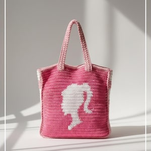 Peut inclure: Un sac fourre-tout rose en crochet avec un motif de silhouette blanche. Le sac a une forme rectangulaire avec deux anses et une bordure blanche. Le texte en haut indique "Crochet Toy Pattern PDF - Instant Download". Le texte en bas dit "Handmade Amigurumi • Easy Crochet Pattern".