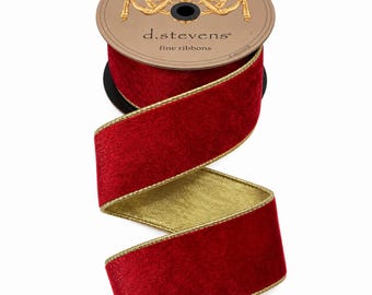 Może przedstawiać: Szpula wstążki d.stevens fine ribbons o głębokiej czerwonej aksamitnej fakturze z jednej strony i metalicznym złotym wykończeniu z drugiej. Wstążka ma złoty obszyty brzeg i jest nawinięta na okrągły tekturowy rdzeń ze złotym filigranem.