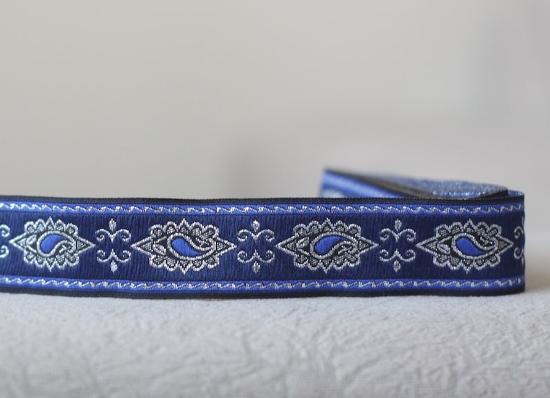 Puede incluir: Borde con estampado azul y plateado con dise&ntilde;o paisley.