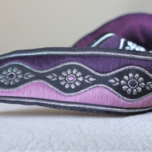 35 mm - 1,25" jacquard met paarse golvende margrietmotief, geborduurde bloemenrand, jacquardlint, randversiering kostuum