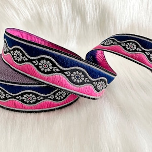 25 mm_1 inch marineblauwe en roze gegolfde jacquard met margrietmotief, geborduurd jacquardband, bloemengroene rand