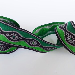 Jacquard con motivo de margaritas onduladas verdes de 35 mm (1,25"), ribete floral para traje, ribete de costura con plata metalizada, cortado a medida.