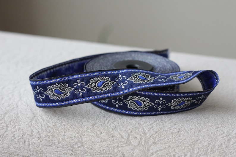 Puede incluir: Borde de color azul y plateado con dise&ntilde;os de paisley. El borde est&aacute; enrollado y listo para ser utilizado para coser o proyectos de manualidades.