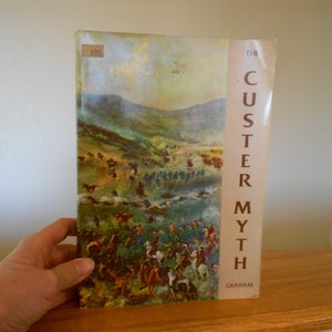 The Custer Myth, publicado en 1953. Vida india: los cuervos, cheyenne, sioux, arapahoe, arikara de Dakota del Norte, Dakota del Sur.