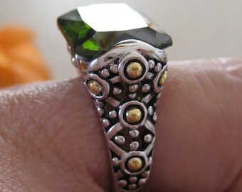 Vintage emerald green and silver filigree ring.  Emerald green glass.  Size six and a half.  Green glass.