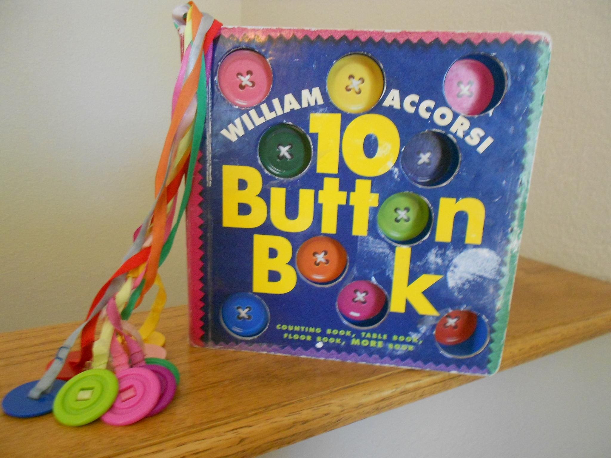 Vintage 10 Button Book. William Accorsi. Workman Publishing