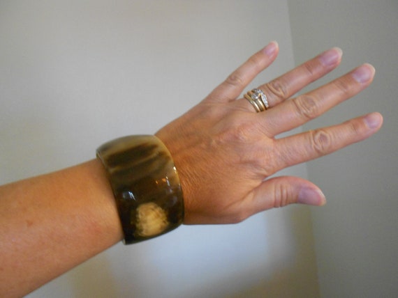 Vintage resin cuff bracelet, 60s accessory.  Tort… - image 3