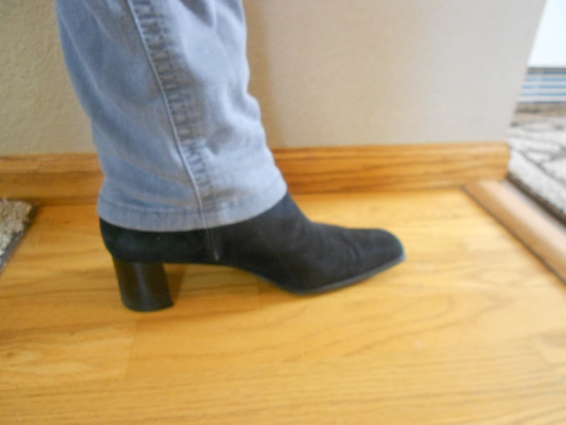 Black boots. Vintage ladies suede Bandolino boots Leather size 7 and a half