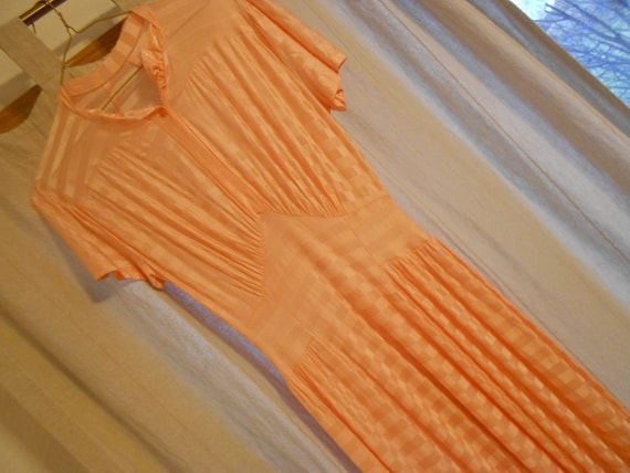 Vintage 30s gown. Night gown. Peach. Van Raalt